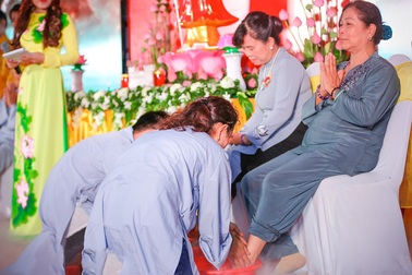 Xúc động nghi lễ rửa chân báo hiếu cha mẹ trong lễ Vu Lan