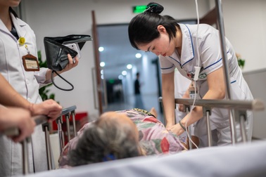"Bóng hồng” Bạch Mai vượt 100km, hàng ngày qua 3 lần tàu xe đi làm