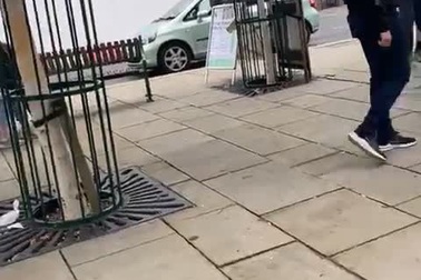 Bắt nạt cậu bé 16 tuổi, tên côn đồ nhận cái kết đắng