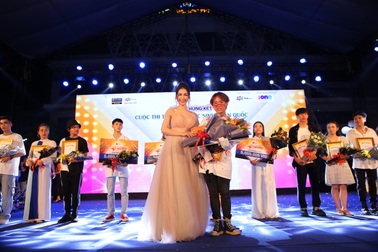 Vừa đàn vừa hát, nam sinh Quảng Bình đăng quang ngôi Quán quân Học bổng Tài năng ĐH FPT