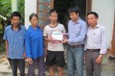 Trao 7,7 triệu đồng đến em Nguyễn Tông Tưởng