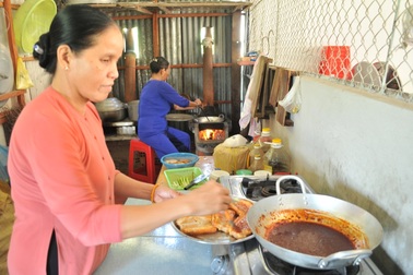 Chung tay lập bếp ăn miễn phí giúp học trò nghèo