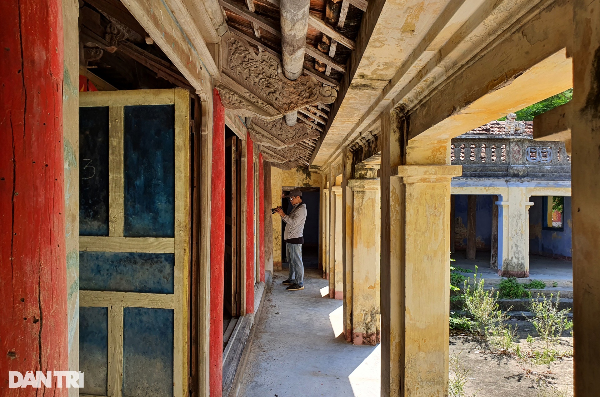 Đình 173 năm tuổi giằng néo bằng dây thép, dân vừa làm lễ vừa lo sập - 4 Đình 173 năm tuổi giằng néo bằng dây thép, dân vừa làm lễ vừa lo sập - 4