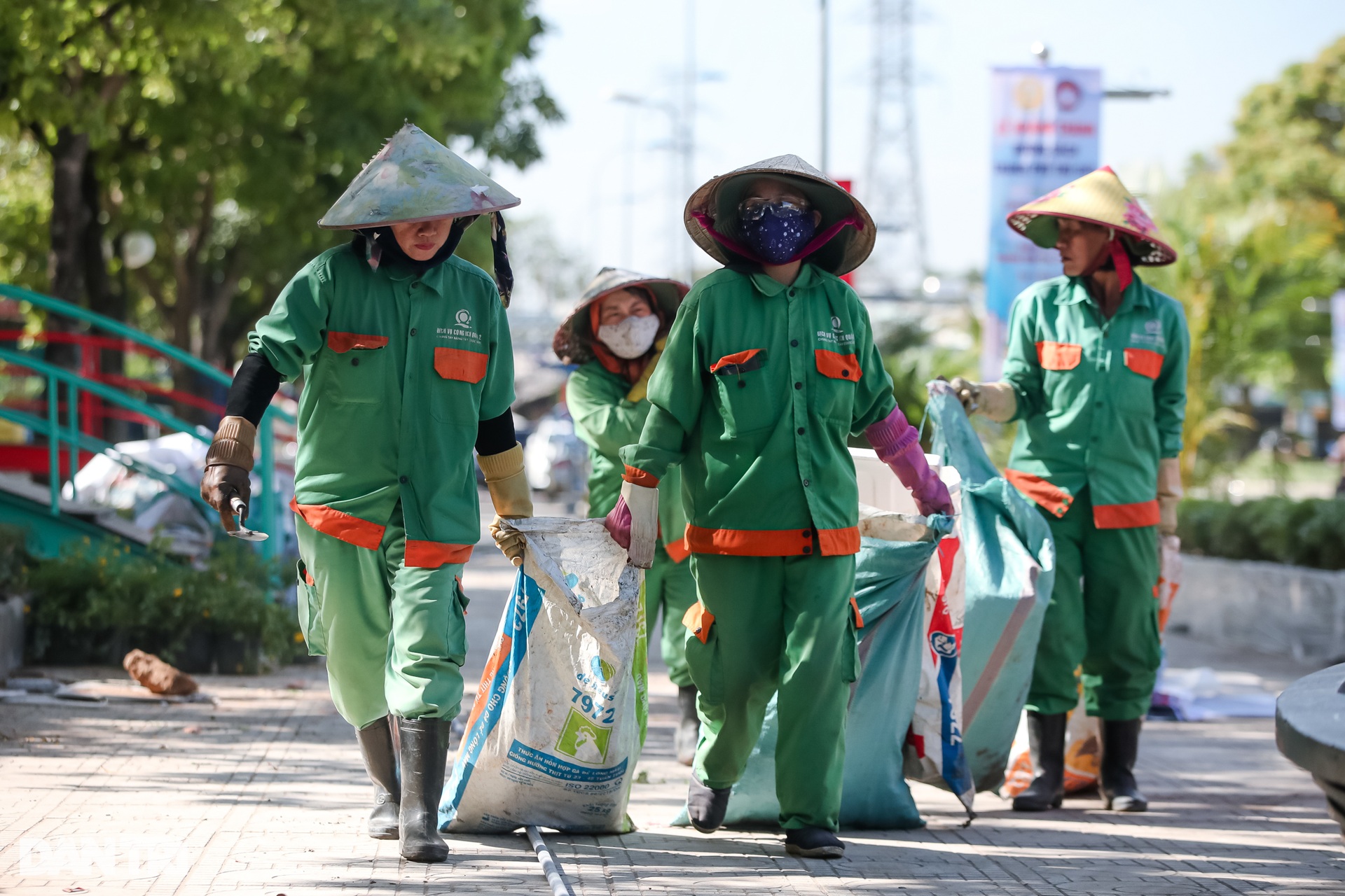 Đường sách với biểu tượng hoa hướng dương trước ngày mở cửa - 9