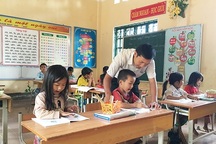 Thầy giáo vùng cao tận tâm với học trò