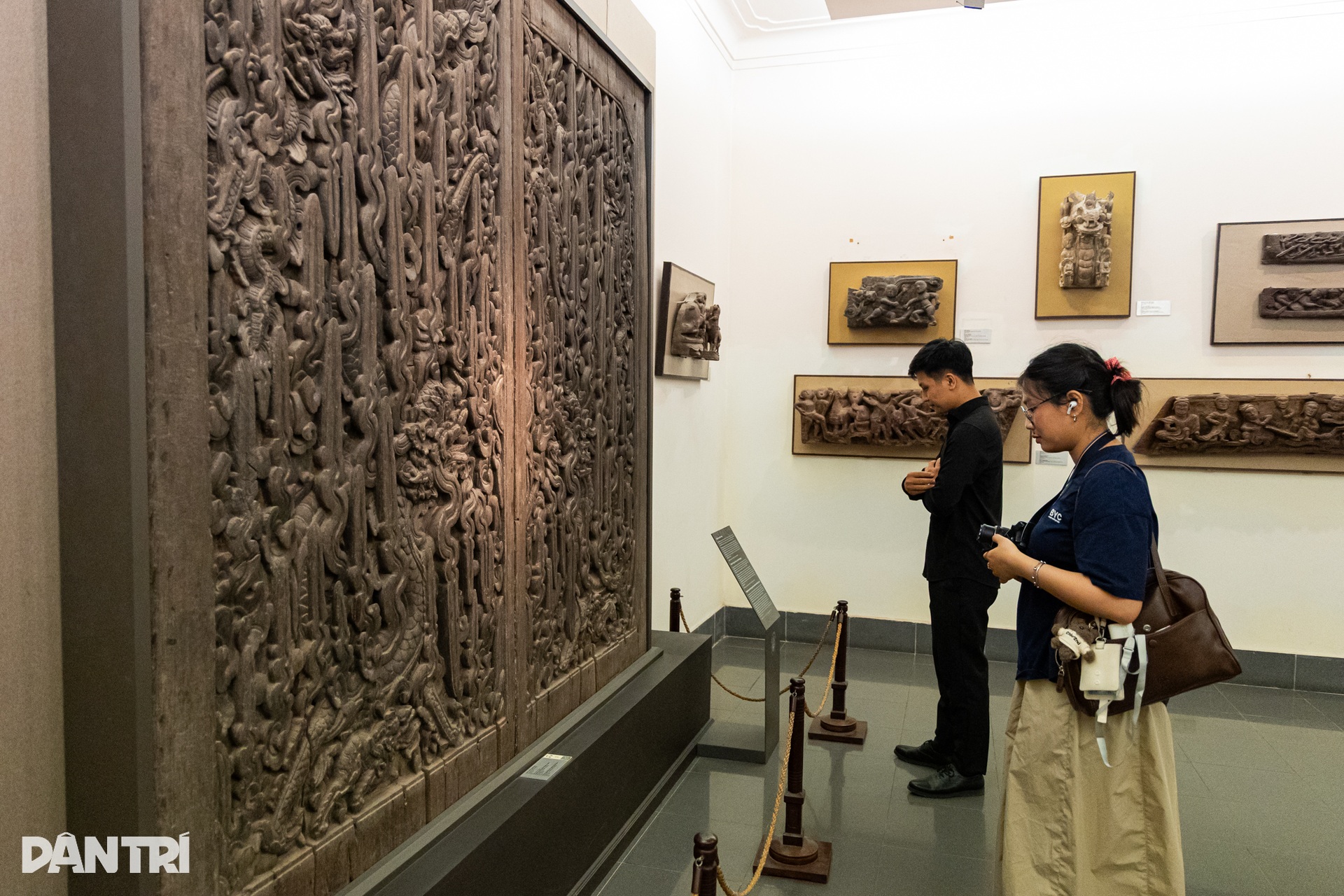 Khách Tây chăm chú ngắm tranh sơn mài, tượng phật bà tại Bảo tàng Mỹ thuật - 1 Khách Tây chăm chú ngắm tranh sơn mài, tượng phật bà tại Bảo tàng Mỹ thuật