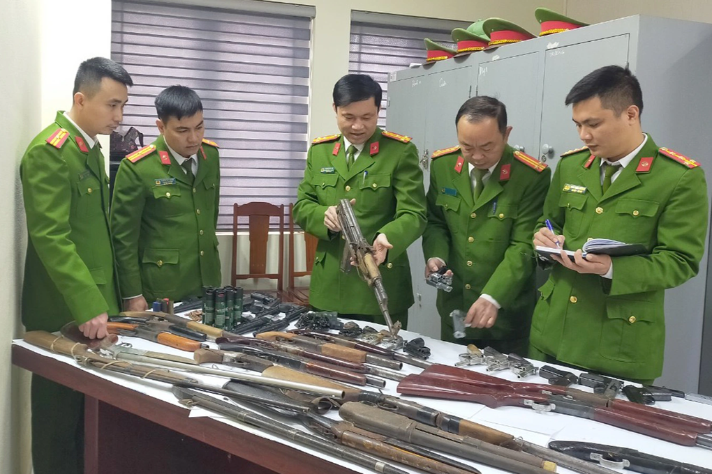 Đối tượng hình sự, thanh thiếu niên hư giao nộp hàng chục khẩu súng - 1 Đối tượng hình sự, thanh thiếu niên hư giao nộp hàng chục khẩu súng - 1