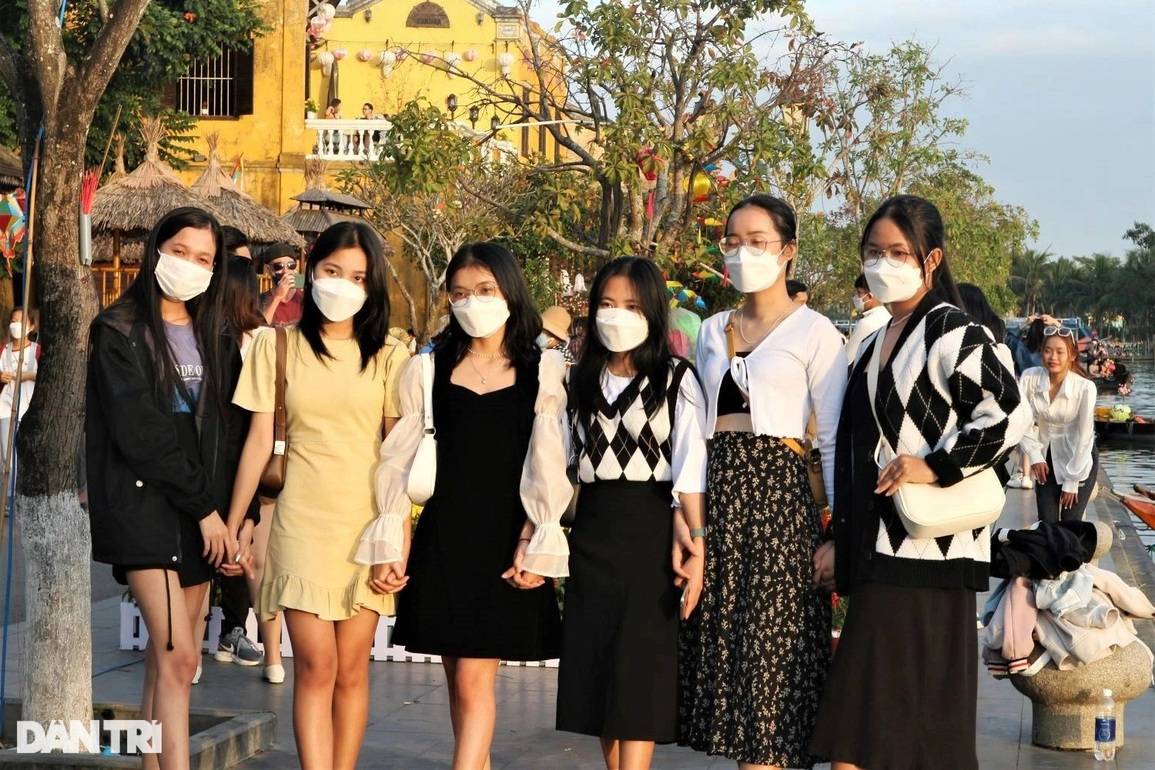 Hết kỳ nghỉ Tết, Hội An vẫn đón hàng nghìn khách tham quan mỗi ngày - 6 Hết kỳ nghỉ Tết, Hội An vẫn đón hàng nghìn khách tham quan mỗi ngày - 6