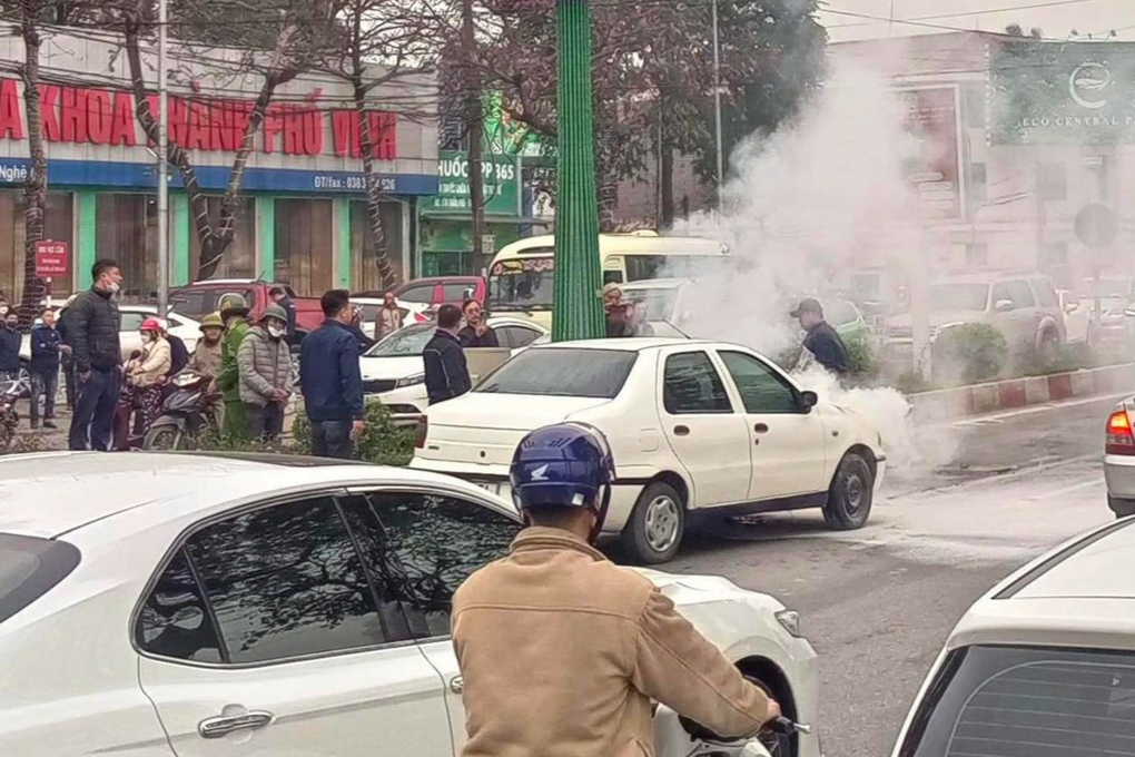 Ô tô bốc cháy dữ dội khi đang lưu thông, tài xế mở cửa thoát thân - 1 Ô tô bốc cháy dữ dội khi đang lưu thông, tài xế mở cửa thoát thân - 1