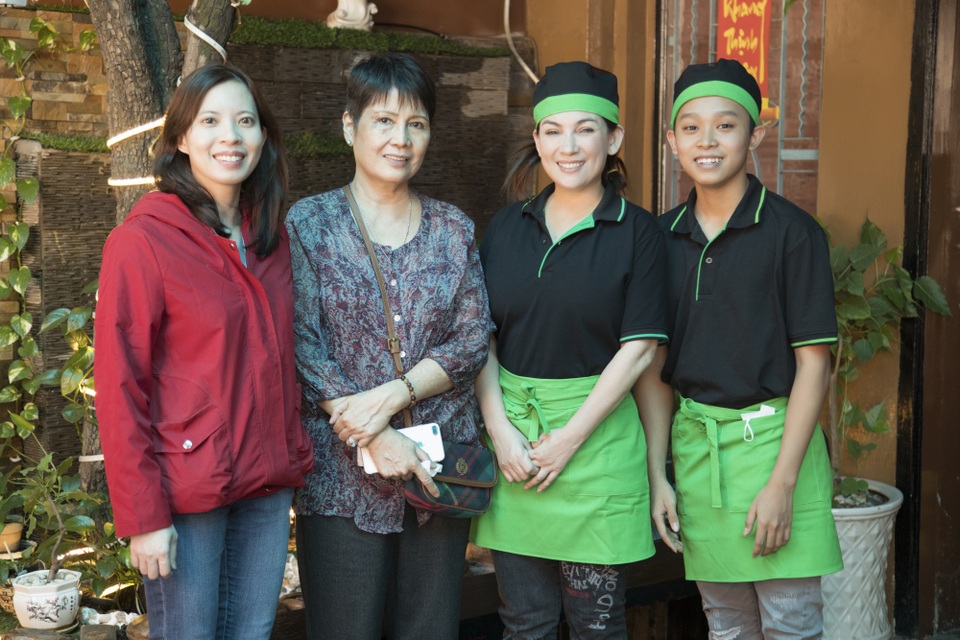 Phi Nhung huỷ 3 show lớn, cùng con nuôi Hồ Văn Cường đi phát khẩu trang - 6 Phi Nhung huỷ 3 show lớn, cùng con nuôi Hồ Văn Cường đi phát khẩu trang - 6