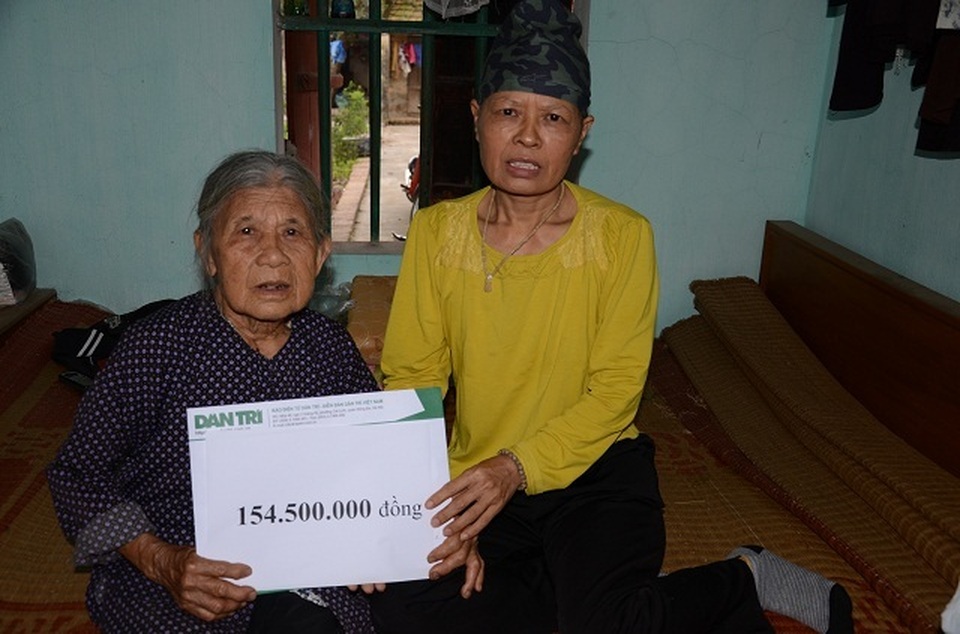 Cụ bà tuổi 90 tuổi thèm bữa cơm có thịt bật khóc khi được tặng tủ lạnh chứa đầy thức ăn - 5 Cụ bà tuổi 90 tuổi thèm bữa cơm có thịt bật khóc khi được tặng tủ lạnh chứa đầy thức ăn - 5