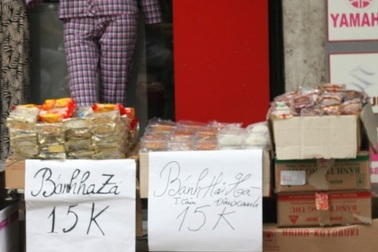 Bánh trung thu "đổ đống" với giá rẻ như cho