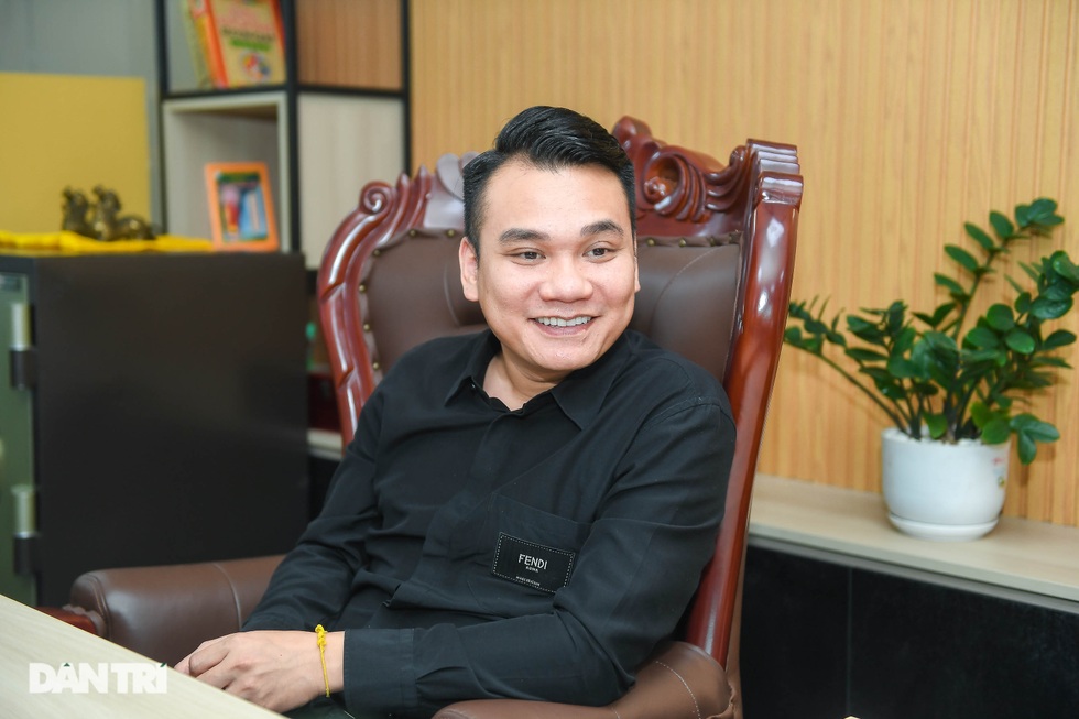 Khắc Việt: Từ quá khứ ăn mì tôm sống chạy show đến ông trùm bất động sản - 4 Khắc Việt: Từ quá khứ ăn mì tôm sống chạy show đến ông trùm bất động sản - 4