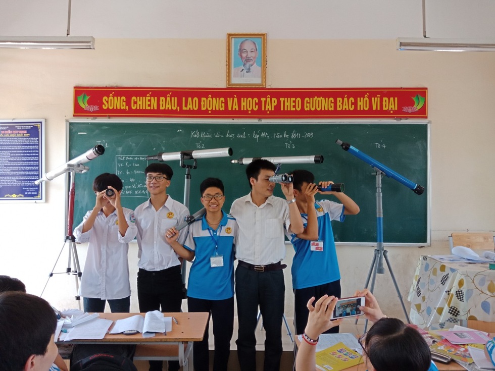 Thầy giáo vật lý hơn 20 năm làm dụng cụ thí nghiệm dạy học sinh trường làng - 1 Thầy giáo vật lý hơn 20 năm làm dụng cụ thí nghiệm dạy học sinh trường làng - 1