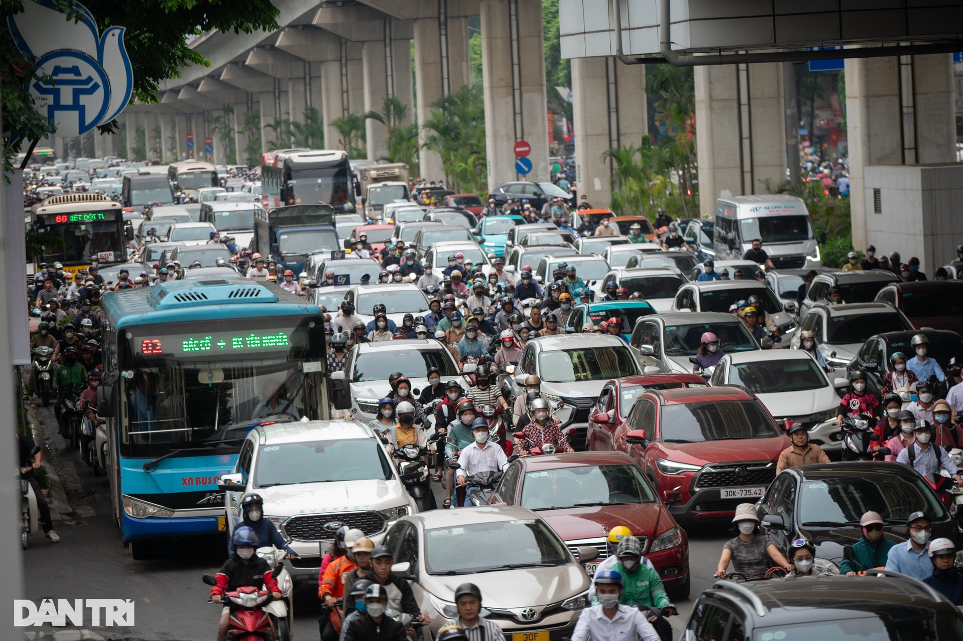 Ngày đầu đi làm sau nghỉ lễ: Giao thông Hà Nội đông đúc, ùn tắc nhiều phố - 1