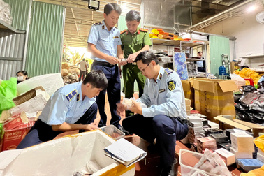 Bán đồ giả mạo nhãn hiệu nổi tiếng qua mạng xã hội