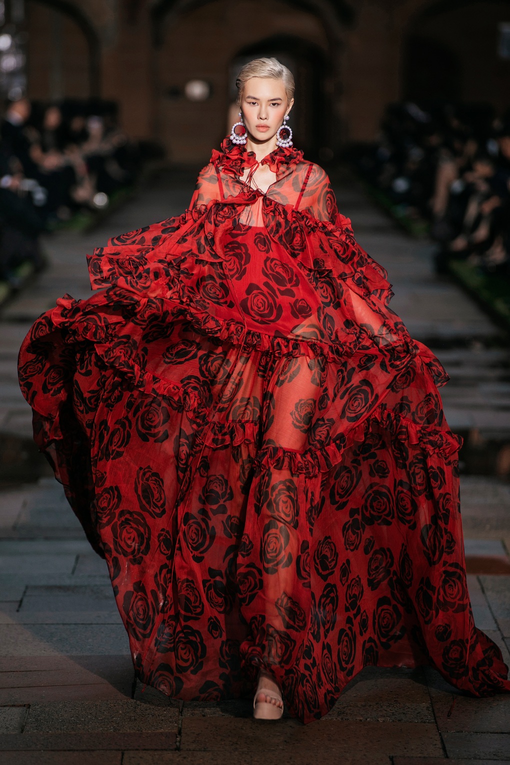 Thanh Hằng diện đầm nặng hơn 15kg, hôn má Đỗ Mạnh Cường kết show - 2