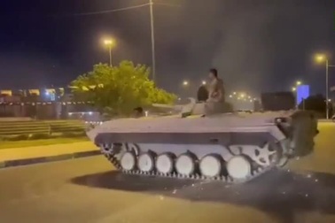 Video binh sĩ Iraq "mài" xe bọc thép tóe lửa trên phố