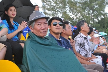 Cảm kích khán giả “đội” mưa cổ vũ, U21 Việt Nam “lội” ngược dòng ngoạn mục