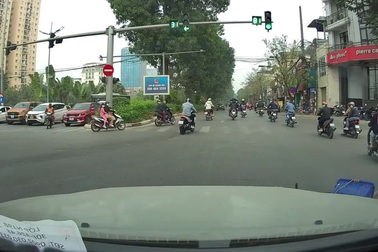 Thanh niên gặp nạn vì chạy xe máy tạt đầu ô tô