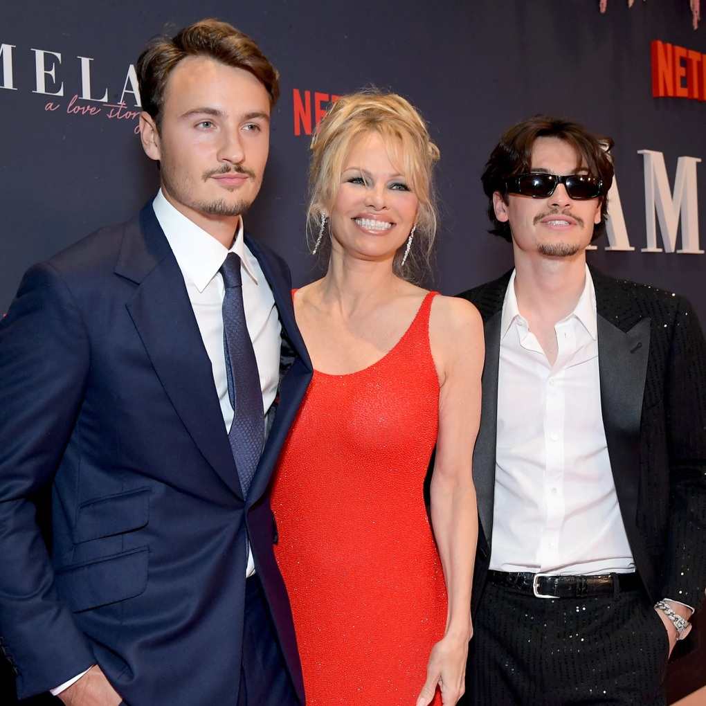 Con trai Pamela Anderson thương mẹ cả đời nợ nần sau vụ lộ clip nóng - 1 Con trai Pamela Anderson thương mẹ cả đời nợ nần sau vụ lộ clip nóng - 1