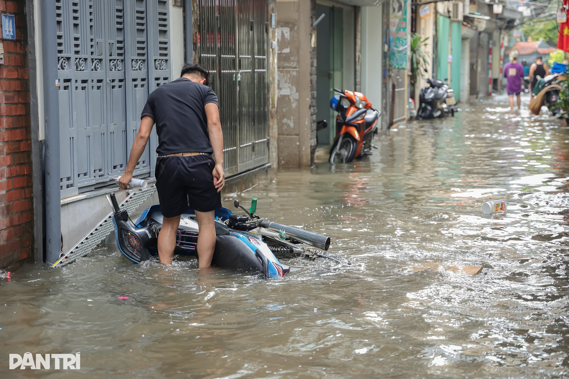 Người Hà Nội chật vật dọn nhà sau ngập, nhiều nơi nước vẫn chưa rút - 6 Người Hà Nội chật vật dọn nhà sau ngập, nhiều nơi nước vẫn chưa rút - 6