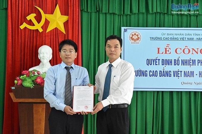Phó Chủ tịch UBND tỉnh Đặng Ngọc Dũng trao Quyết đinh bổ nhiệm Phó Hiệu trưởng Trường Cao đẳng Việt Nam-Hàn Quốc-Quảng Ngãi cho ông Nguyễn Tưởng Duy.