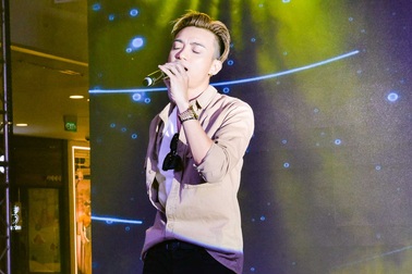 Mang loạt “hit”, Soobin Hoàng Sơn “đốt nóng” sân khấu