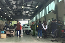 Phong tỏa trung tâm đăng kiểm: Công an ập vào yêu cầu nhiều chủ xe rời đi