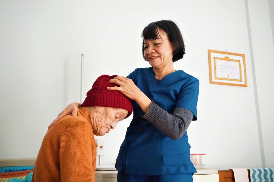 Nữ hộ lý gần 20 năm chăm sóc người có công - 1 Nữ hộ lý gần 20 năm chăm sóc người có công - 1