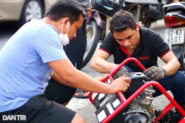 Mất điện sau bão Noru, người dân đôn đáo tìm nguồn điện