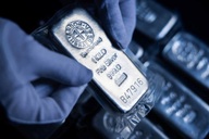 Cú nổi loạn lịch sử: Khi bạc làm lu mờ cả vàng sau quyết định của Fed