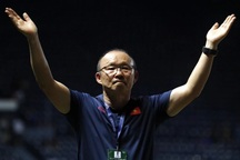 Báo Thái Lan tuyên bố HLV Mano Polking sẽ "giải mã" HLV Park Hang Seo