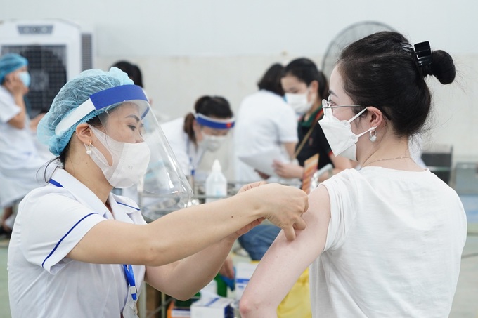 Hàng nghìn công nhân khu công nghiệp Quang Minh được tiêm vaccine Covid-19 - Ảnh 16.