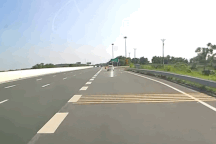 Dừng xe giữa đường cao tốc: Chỉ cần bật đèn cảnh báo là yên tâm?