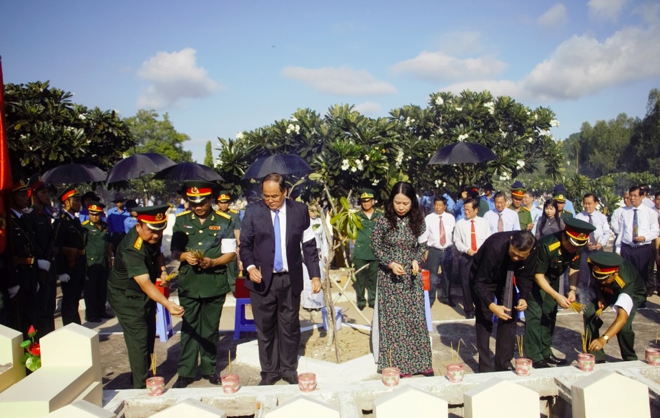 Truy điệu, cải táng 99 hài cốt liệt sĩ quân tình nguyện Việt Nam - 3 Truy điệu, cải táng 99 hài cốt liệt sĩ quân tình nguyện Việt Nam - 3