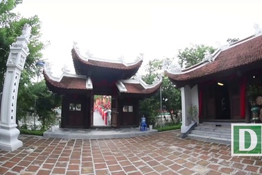 Cận cảnh ngôi đền được phục dựng trên mặt hồ Trúc Bạch