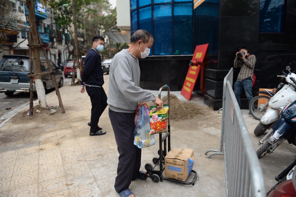 Người dân phố Trúc Bạch nhận nhu yếu phẩm qua hàng rào cách ly - 3 Người dân phố Trúc Bạch nhận nhu yếu phẩm qua hàng rào cách ly - 3