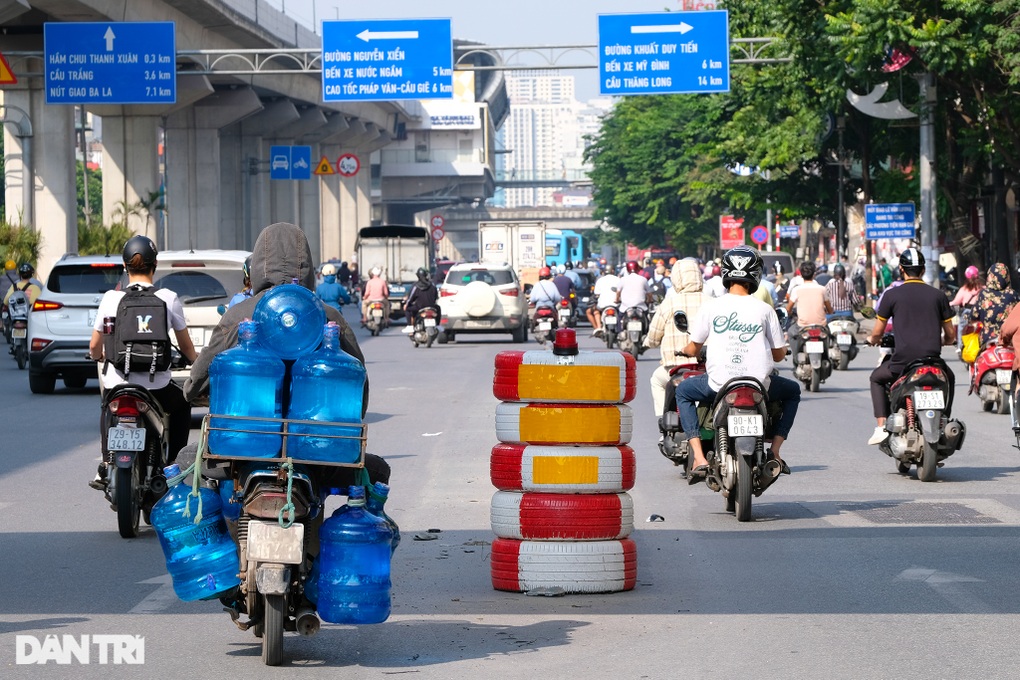 Phân làn đường Nguyễn Trãi: Hàng loạt xe máy lấn làn ôtô giờ cao điểm - 9 Phân làn đường Nguyễn Trãi: Hàng loạt xe máy lấn làn ôtô giờ cao điểm - 9