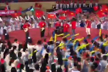 Màn biểu diễn cổ vũ Quang Nhật từ TP Đà Nẵng