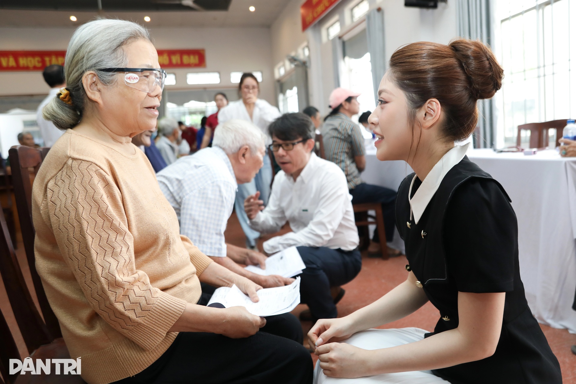 Hoa hậu Thanh Thảo xúc động khi thăm Mẹ Việt Nam Anh hùng cùng báo Dân trí - 2 Hoa hậu Thanh Thảo xúc động khi thăm Mẹ Việt Nam Anh hùng cùng báo Dân trí - 2