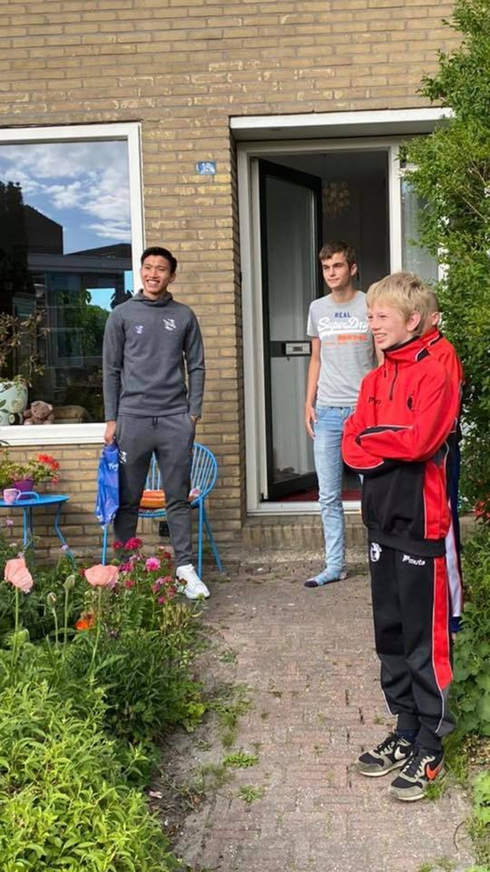 Văn Hậu rạng rỡ bên cạnh các cổ động viên Heerenveen - 6 Văn Hậu rạng rỡ bên cạnh các cổ động viên Heerenveen - 6