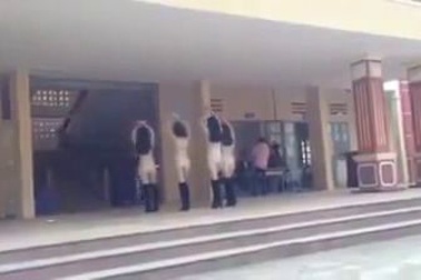 Xôn xao clip biểu diễn văn nghệ phản cảm ở trường cấp 3