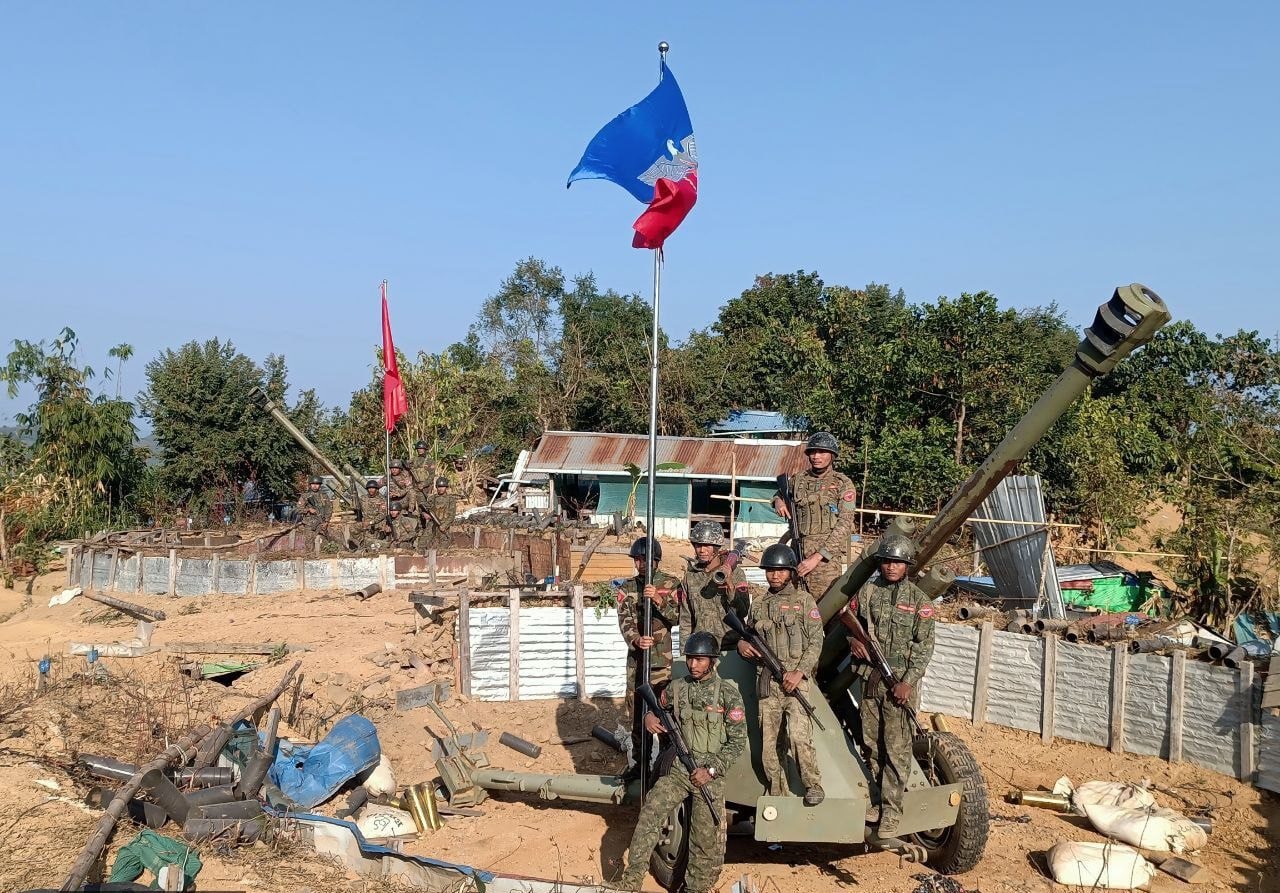 Myanmar isyancıları liman kentinin tam kontrolünü ele geçirdiklerini söylüyor - 1 Quân nổi dậy Myanmar nói kiểm soát hoàn toàn thị trấn cảng - 1