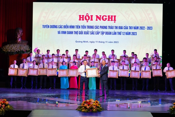 Tổng giám đốc Tập đoàn Đặng Thanh Hải thừa ủy quyền, trao bằng khen của Thủ tướng Chính phủ cho các tập thể, cá nhân xuất sắc