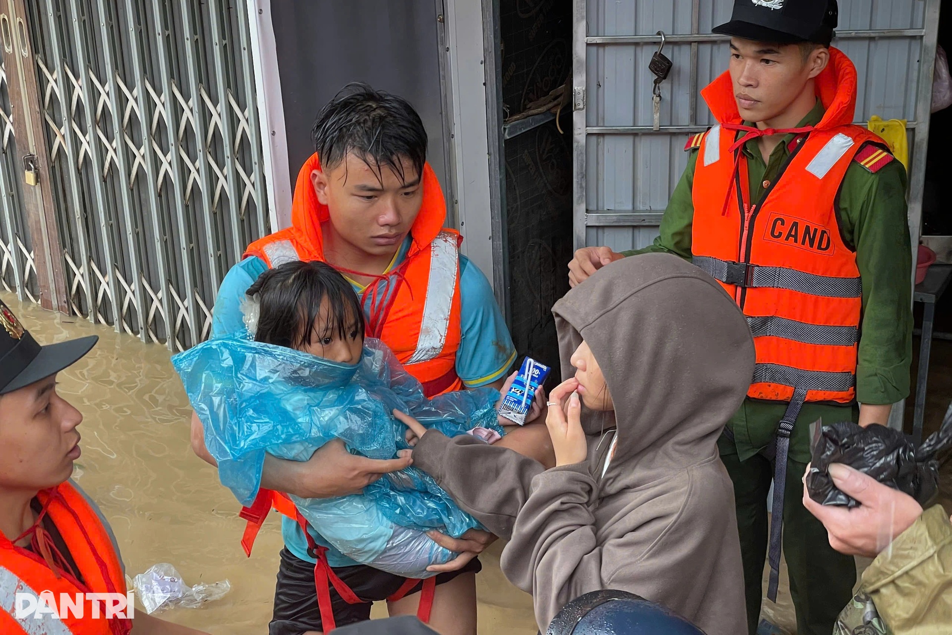 Nước dâng cao, lực lượng chức năng căng mình cứu dân trong lũ - 6 Nước dâng cao, lực lượng chức năng căng mình cứu dân trong lũ - 6