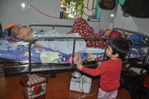 Bạn đọc Dân trí giúp đỡ người đàn ông sống thực vật gần 150 triệu đồng