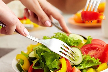 Bệnh nhân ung thư nên ăn thế nào để khỏi 'nuôi khối u'?