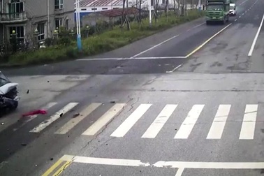 Tài xế văng khỏi xe sau va chạm giao thông vì không thắt dây an toàn