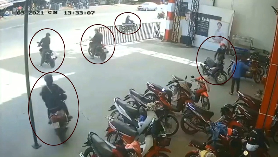 Nhóm đối tượng chuyên dàn cảnh để trộm cướp xe máy - 1 Nhóm đối tượng chuyên dàn cảnh để trộm cướp xe máy - 1